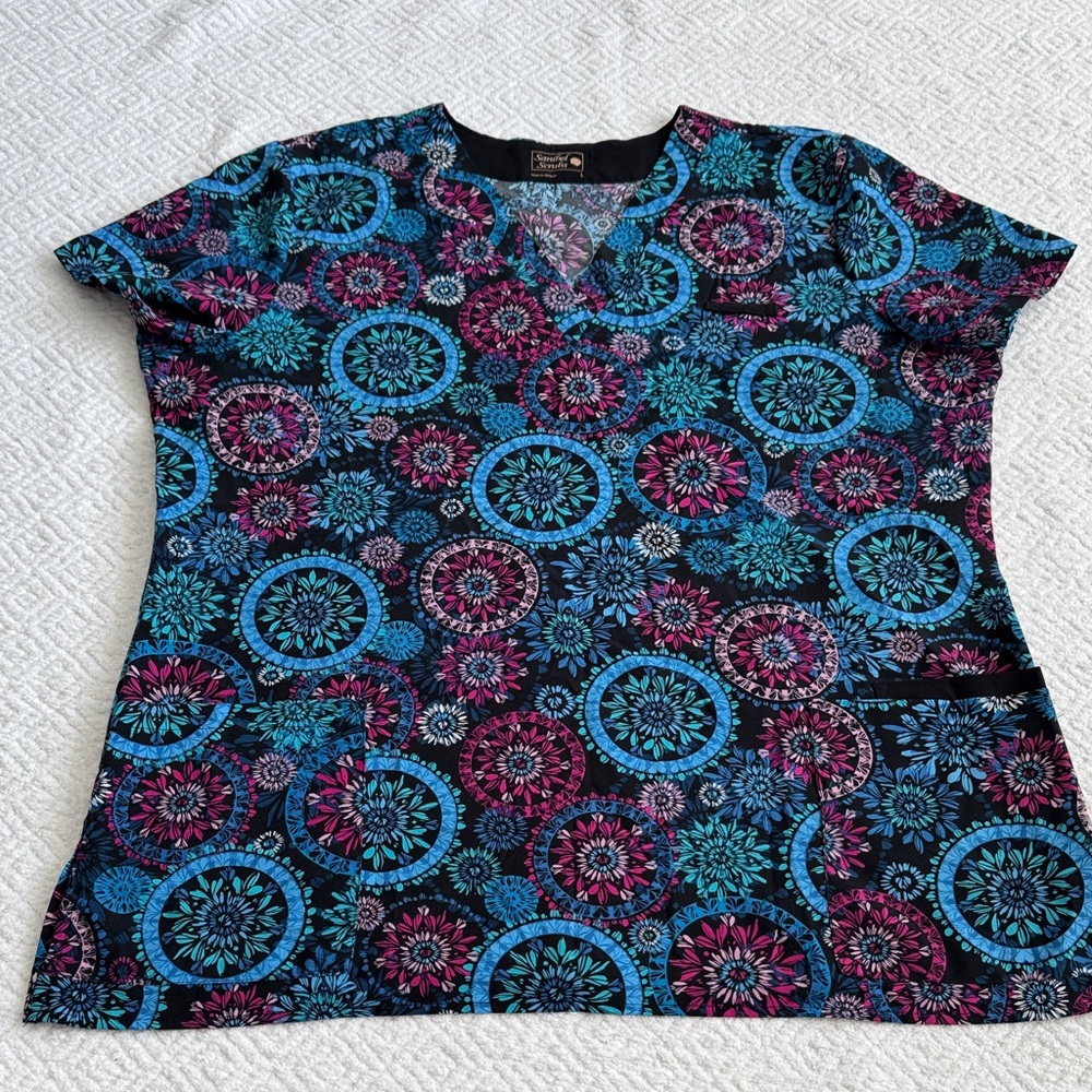 Women’s Short Sleeve V-Neck Tee in Blue & Pink Floral Medallion